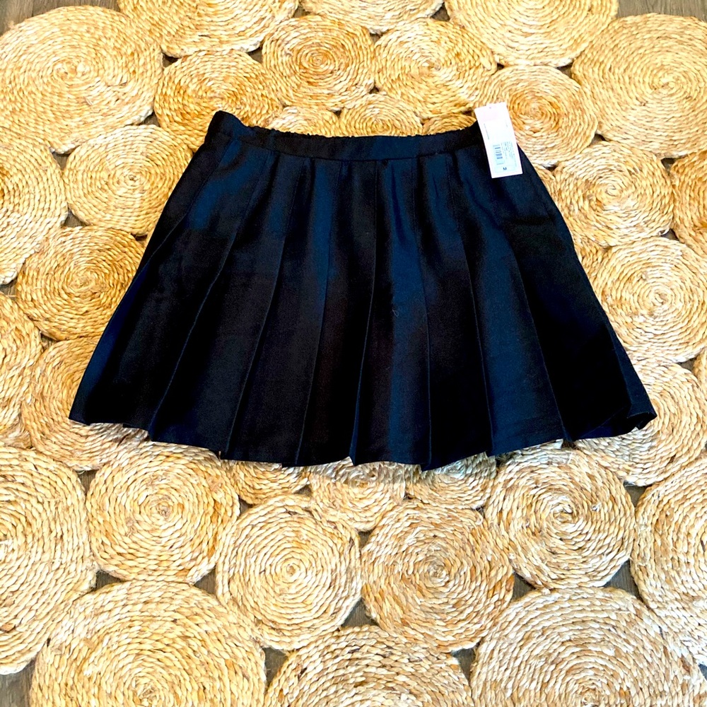 A black tennis skirt